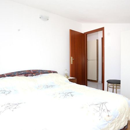 Family Friendly Seaside Apartments Razanj, Rogoznica - 10373 Zimmer foto